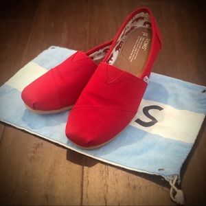 Toms Red Canvas Shoes Mens 8 with Shoe Bag!